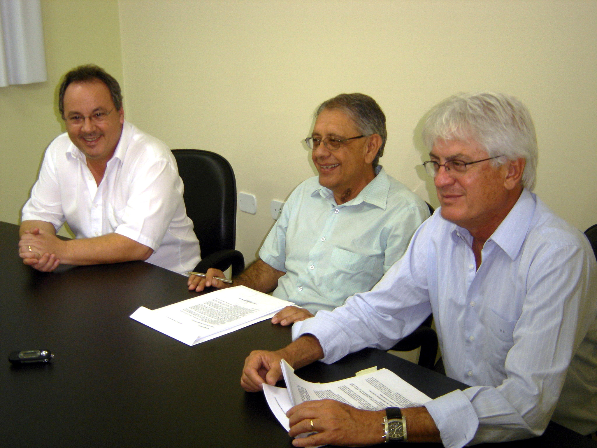 Nereu Costa, Mrio Berlingieri e Roberto Engler durante entrevista<a style='float:right;color:#ccc' href='https://www3.al.sp.gov.br/repositorio/noticia/03-2008/ENGLER SANTA ISABEL.jpg' target=_blank><i class='bi bi-zoom-in'></i> Clique para ver a imagem </a>